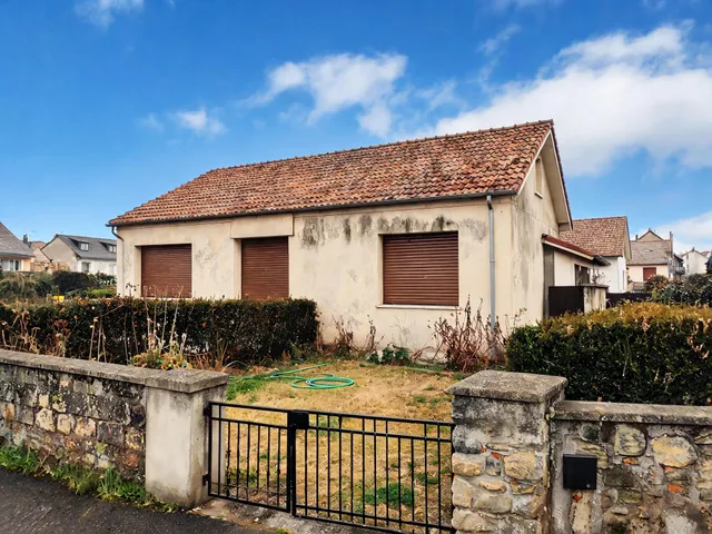 Maison sous un ciel bleu dont le numéro de rue a été retiré du pilier du portail par retouche IA